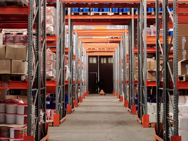 Rola intralogistyki w nowoczesnym magazynowaniu i logistyce
