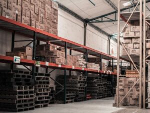 Jak odpowiednio pakować produkty przechowywane w magazynach?