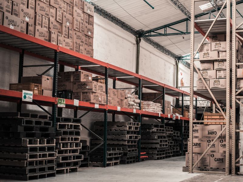 Jak odpowiednio pakować produkty przechowywane w magazynach?