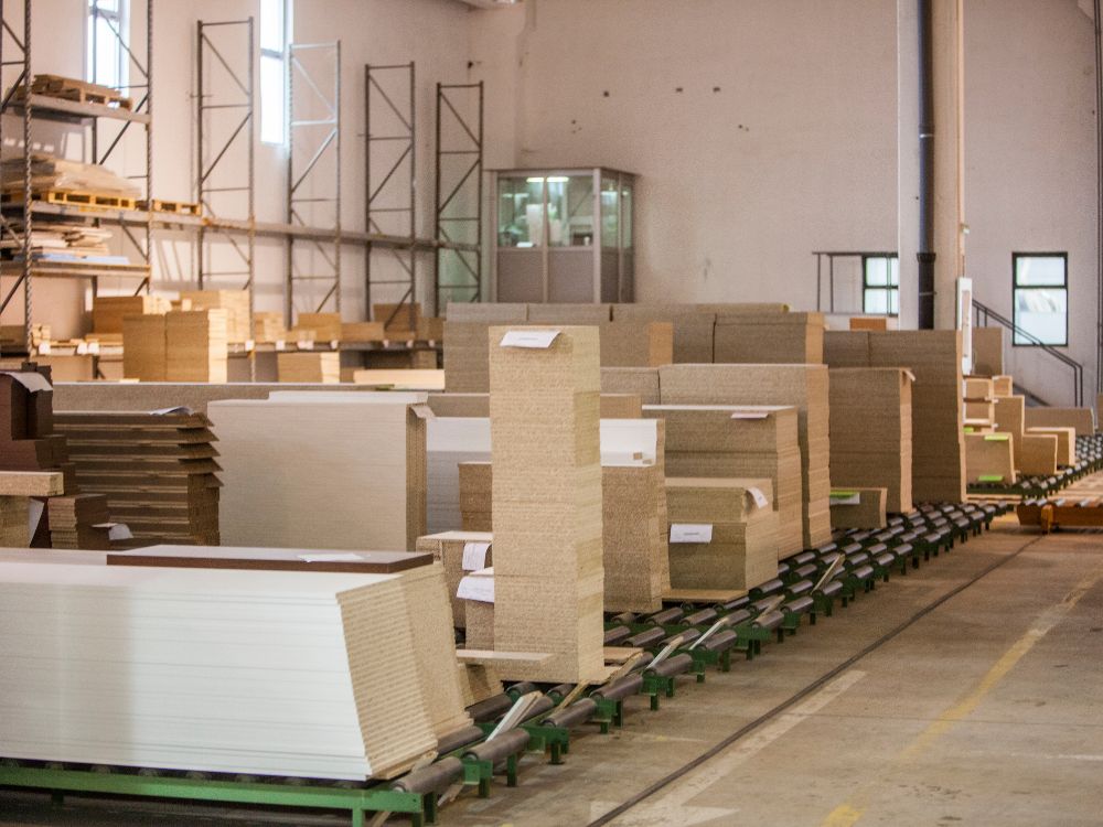 Jak przechowywać meble w magazynach?